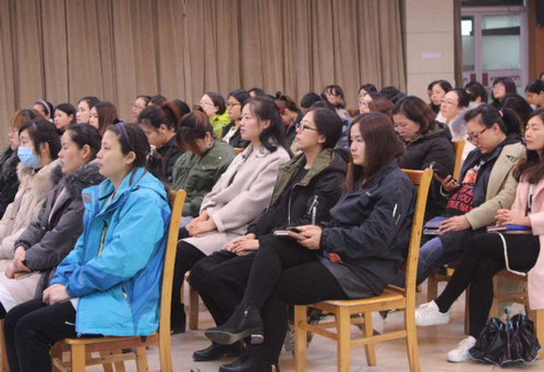 烟台律师董芹芹律师为富士康女职工进行劳动保护法律宣讲